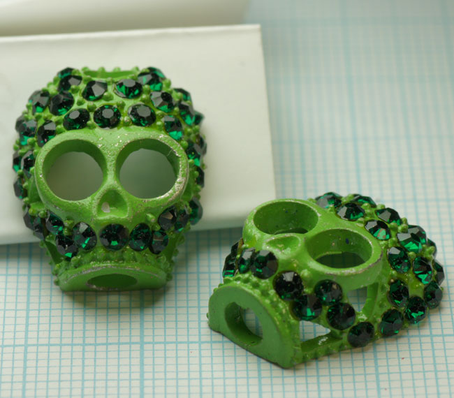 Tete mort H:20mm. L:18mm. P:5mm. Metal Vert Avocat Strass Verts Code: B82147G --- Tete mort 20X18X11 Vert---