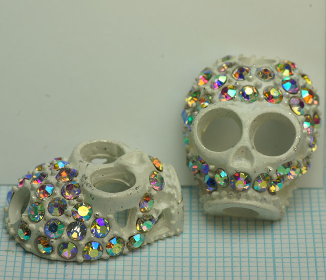 Tete mort H:20mm. L:18mm. P:5mm. Metal Blanc Strass Cristal AB Code: B82147M --- Tete mort 20X18X11 Blanc Cristal AB---