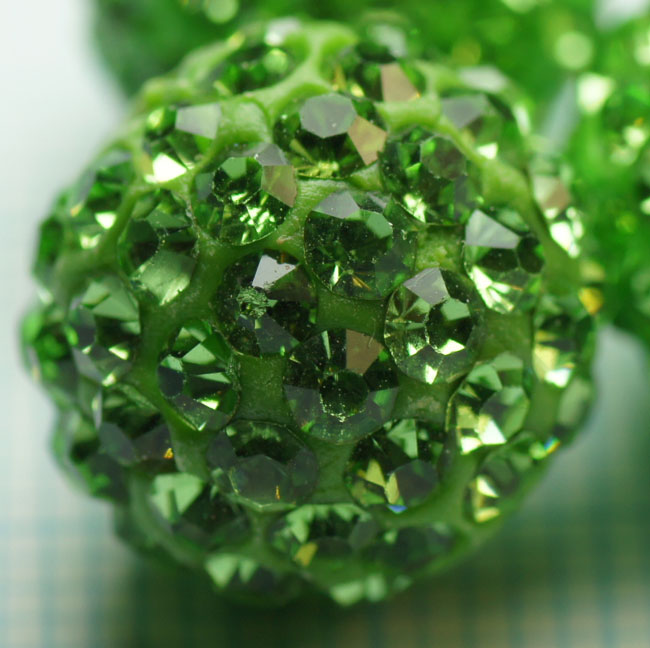 Superbe perle ronde scintillante de strass. Convient parfaitement pour les Shamballa. 10mm de diamètre. Couleur: Strass Vert Code: B82519 --- 10mm. Disco Ball Strass Vert---