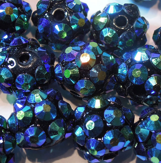 Perle Acrylic avec strass collés. Convient pour Shamballa. Diamètre: +- 10mm. Couleur: Bleu Foncé Reflet Clair. Code: BD21BFRC --- Acrylic Shamballa 10mm. Bleu Fonce Reflet Clair---