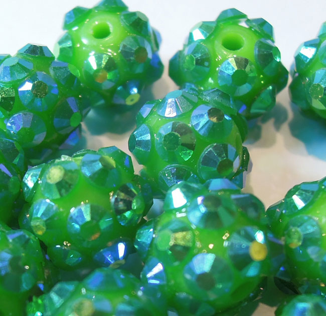 Perle Acrylic avec strass collés. Convient pour Shamballa. Diamètre: +- 10mm. Couleur: Vert Code: BD21V --- Acrylic Shamballa 10mm. Vert---