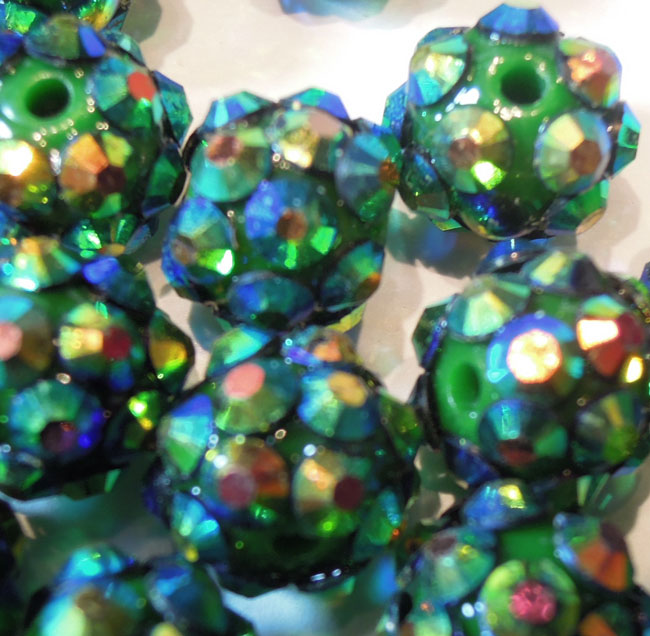 Perle Acrylic avec strass collés. Convient pour Shamballa. Diamètre: +- 10mm. Couleur: Vert Foncé. Code: BD21VF --- Acrylic Shamballa 10mm. Vert Fonce---