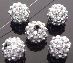 Perle en matière synthétique, acrylique, avec strass collés sur toute la surface. Diamètre: +- 14mm. Couleur: Argent , Gris Code: D08546 --- Perle synth. Shamballa 14mm Argent-Gris---