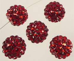Perle en matière synthétique, acrylique, avec strass collés sur toute la surface. Diamètre: +- 14mm. Couleur: Rouge Fonce Code: D08547 --- Perle synth. Shamballa 14mm Rouge Fonce---