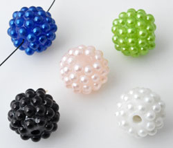 Mélange de 20 perles en matière synthétique de +- 14mm.de diamètre. Demi-perles de 3mm.collées sur le pourtour. Trou: +- 2mm. Multicouleur. Code: D10909 --- 20 x Framboise 14mm. Multicouleur---