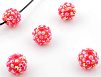 Perle Acrylic avec strass collés. Convient pour Shamballa. Diamètre: +- 10x 8mm. Trou: +- 2mm. Couleur: Rouge AB Code: D12580 --- Acrylic Shamballa 10x8mm. Rouge AB---
