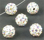 Perle en argile de Fimo avec des strass. De forme circulaire de +- 10mm.de diamètre. Perle de seconde qualité. Couleur Cristal AB Code: D13989 --- Fimo et strass, 10mm. Cristal AB---