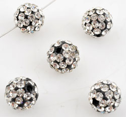 Perle en argile de Fimo avec des strass. De forme circulaire de +- 10mm.de diamètre. Perle de seconde qualité. Couleur Cristal/Noir Code: D13993 --- Fimo et strass, 10mm. Cristal-Noir---
