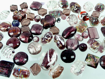 Mélange de perles en verre de couleur violet. +-250 grammes. +- 70 Pièces. Entre +-6 et 30 mm. Code: D02911 --- 250 gr. Perles verre Violet +-70Pcs---