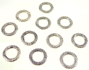 Code: D04886    --- Anneau metal decore 14mm. Nickel---