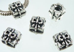 Perle métallique. Pandora Style. Cadeau avec vis. +- 10x9mm. Trou:+-4mm. Couleur: Argent vieux Code: D05312 --- Pandora Style Metal Cadeau avec vis 10x9mm.---