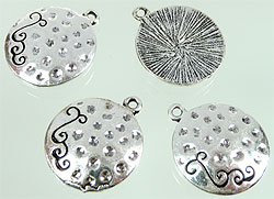 Code: D06322 (Pendentif metal decore 23x19mm.) 