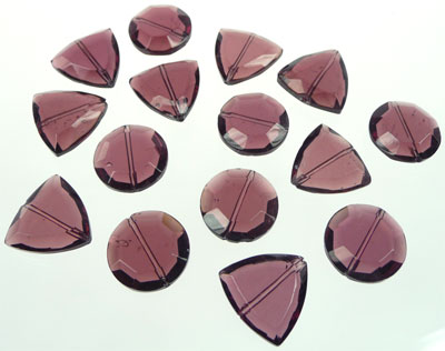 Mélange de perles en verre avec facettes. +- 17 à 27mm. Sac de +- 25 pièces. Couleur: Améthyste
-----Cliquez sur la photo pour l'agrandir----- Code: D06593 --- Melange perles verre facettes Amethyste---