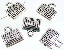 Code: D07343    --- Pendentif rectangle decore et œil 11x10mm.---