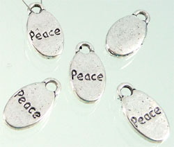 Pendentif en métal, Breloque avec inscription PEACE. Forme ovale +-15X8mm. Code: D07344 --- Pendentif, breloque Peace---