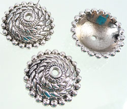 Calotte en métal décoré. +-27mm.. Couleur argent vieux Code: D07359 --- Calotte metal +-27mm. Argent vieux---