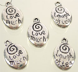 Pendentif, breloque de métal, ovale et décoré double face ave LAUGH OFTEN et LOVE MUCH. +-20x13mm. Couleur Argent vieux
-----Cliquez sur la photo pour l'agrandir----- Code: D07387 --- Laught often et Love much---