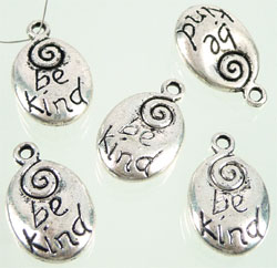 Pendentif, breloque de métal, ovale et décoré double face avec Code: D07390 --- Pendentif metal Be King 20x12mm.---