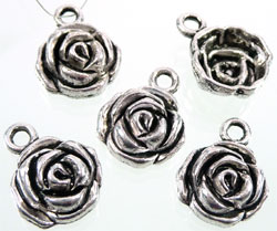 Pendentif, breloque de métal en forme de rose. +-21x16mm.
-----Cliquez sur la photo pour l'agrandir----- Code: D07438 --- Pendentif metal rose 21x16mm.---