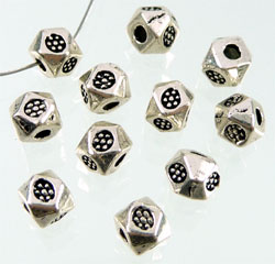Perle en métal, Cube décoré avec facettes. +-4x3mm. Couleur: Argent vieux
-----Cliquez sur la photo pour l'agrandir----- Code: D07492 --- Metal cube decore, facettes 4x3mm---