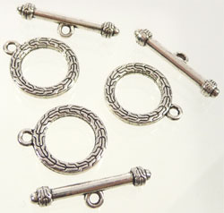 Fermoir métallique. 2Pièces. Décoration sur l'anneau. +-19x15mm. Couleur: Argent vieux
-----Cliquez sur la photo pour l'agrandir----- Code: D07510 --- Fermoir 2 Pcs. Decore. Argent Vieux---
