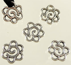 Pendentif /entre-deux en métal. Motif Fleur. +-15mm. Couleur: Argent Vieux Code: D07738 --- Pendentif fleur +-15mm. Argent vieux---