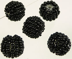 Code: D07967    --- Perle brodee +-16mm. Noir---