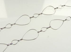 Chaine métallique avec les mailles en forme de gouttes +- 7-15mm. Se vend par 1 mètre. Couleur Nickel. Code: D08025 --- 1 metre Chaine forme goutte +-x-15mm. ---