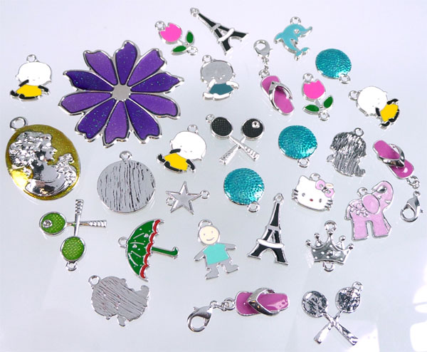 Code: D08252    --- Melange pendentifs, epoxy, +-25pieces---