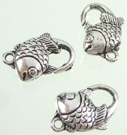 Porte-clefs / Fermoir en métal en forme de poisson. +-20x12mm. Couleur : Argent vieux Code: D08450 --- Fermoir metal poisson 20x12mm.---