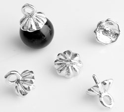 Cheville métallique de +- 1mm.de Grosseur. Avec œil de +- 8x6mm. Pour coller perle. Couleur: Nickel Code: D10256 --- Cheville 1mm.Grosseur Nickel---