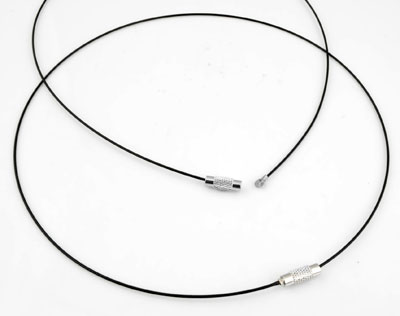 Collier en métal avec fermoir. Grandeur: +- 45 cm. Épaisseur: +- 1mm. Couleur: Noir Code: J01440 --- Collier 45cm. Metal noir---