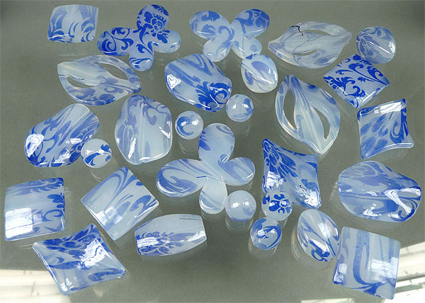 Mélange de perles en matière synthétique. Couleur: Bleu-Blanc. +- 30 pièces comprises entre 14 et 48mm. Code: D06050 --- Melange synthetique Bleu Blanc +-30Pcs.---