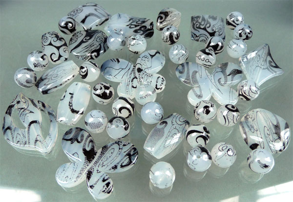 Mélange de perles en matière synthétique décorées. Couleur: Noir-Blanc. +- 25 pièces comprises entre 14 et 48mm. Code: D06053 --- Melange synthetique Noir-Blanc +-25Pcs.---