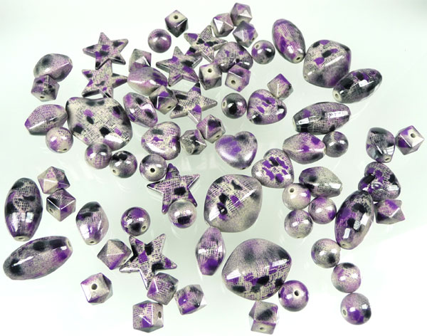 Mélange de perles de matière synthétique, décorées. Dimension: entre +- 10mm et 43mm. Contient +- 45 pièces. Couleur dominante: Noir-Violet. Code: D06058 --- Mélange synthétique +- 45 Pcs. Noir-Violet---
