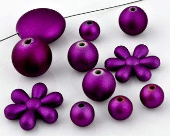 Mélange de perles en matière synthétique. Grandeur: entre 10 et 25mm. La couleur est satinée. Sachet de +-90 Pièces. Couleur: Violet Code: D09243 --- Vrac synthetique 10-25mm. +- 90Pcs Violet---