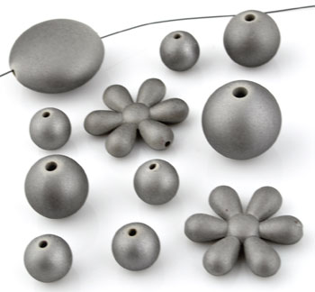 Mélange de perles en matière synthétique. Grandeur: entre 10 et 25mm. La couleur est satinée. Sachet de +-90 Pièces. Couleur: Gris Code: D09245 --- Vrac synthetique 10-25mm. +- 90Pcs Gris---