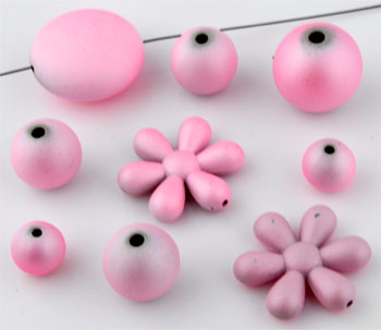 Mélange de perles en matière synthétique. Grandeur: entre 10 et 25mm. La couleur est satinée. Sachet de +-90 Pièces. Couleur: Rose Clair Code: D09246 --- Vrac synthetique 10-25mm. +- 90Pcs Rose Clair---