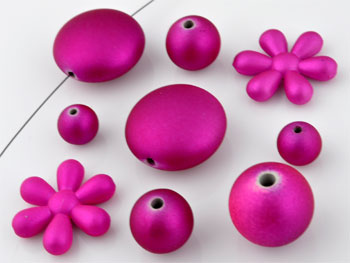 Mélange de perles en matière synthétique. Grandeur: entre 10 et 25mm. La couleur est satinée. Sachet de +-90 Pièces. Couleur: Fuchsia Code: D09248 --- Vrac synthetique 10-25mm. +- 90Pcs Fuchsia---