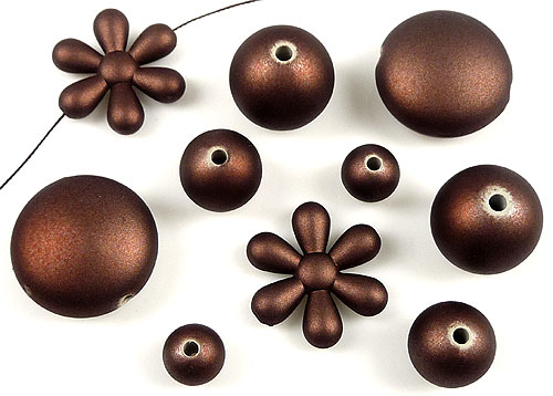 Mélange de perles en matière synthétique. Grandeur: entre 10 et 25mm. La couleur est satinée. Sachet de +-90 Pièces. Couleur: Mordoré Code: D09250 --- Vrac synthetique 10-25mm. +- 90Pcs Mordore---