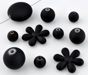 Mélange de perles en matière synthétique. Grandeur: entre 10 et 25mm. La couleur est satinée. Sachet de +-90 Pièces. Couleur: Noir Code: D09251 --- Vrac synthetique 10-25mm. +- 90Pcs Noir---