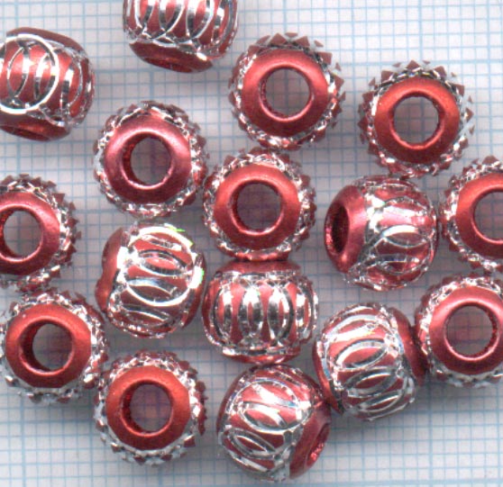 Perle en aluminium taillé. Diamètre: +-8mm. Diamètre du trou: +-3mm.. Couleur: Rouge et argenté Code: PUC600_BX --- Aluminium 8mm.rouge---