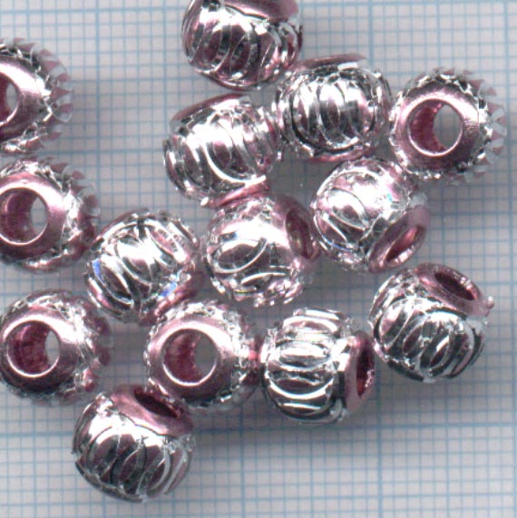 Perle en aluminium taillé. Diamètre: +-8mm. Diamètre du trou: +-3mm.. Couleur: Rose et argenté Code: PUC600_RS --- Aluminium 8mm. rose---