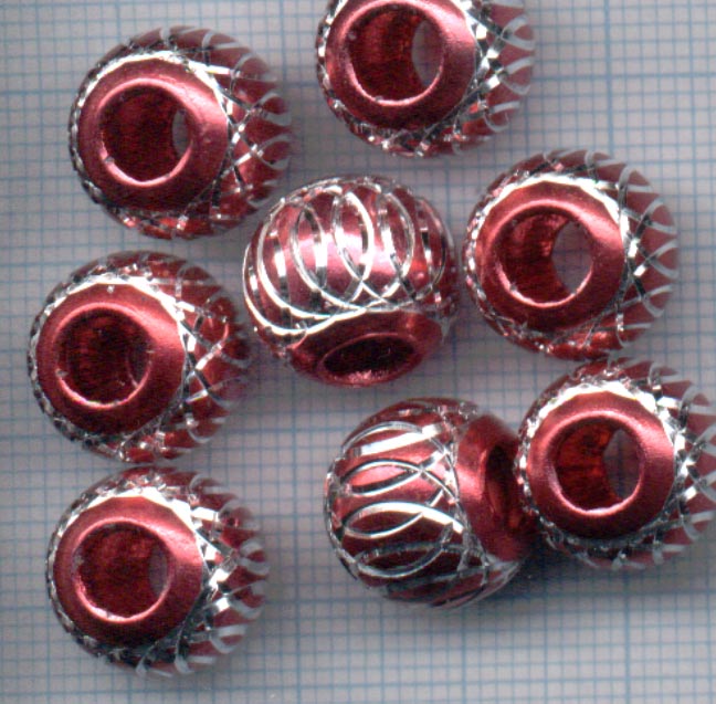 Perle en aluminium taillé. Diamètre: +-12mm. Diamètre du trou: +-6mm.. Couleur: Rouge et argenté Code: PUC602_BX --- Aluminium 12mm Rouge---