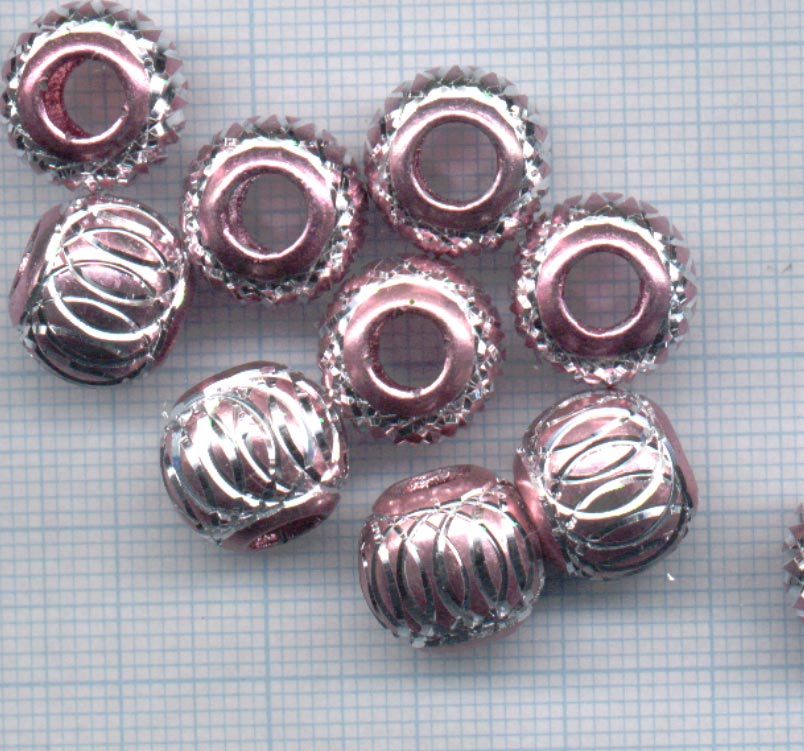 Perle en aluminium taillé. Diamètre: +-12mm. Diamètre du trou: +-6mm.. Couleur: Rose et argenté Code: PUC602_RS --- Aluminium 12mm. Rose---