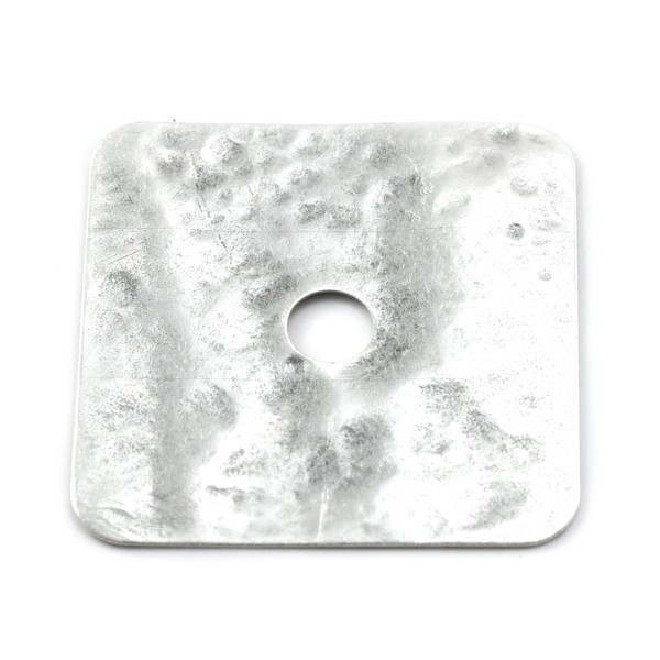 Carré plat martelé en métal de +-35mm.de côté. Trou central: +- 6mm. Couleur: Vieil argent. Code: 1050428 --- Carre Martele metal 35mm.---
