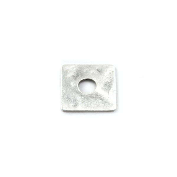Carré plat martelé en métal de +-12mm.de côté. Trou central: +- 4mm. Couleur: Vieil argent. Code: 1050429 --- Carre Martele metal 12mm.---