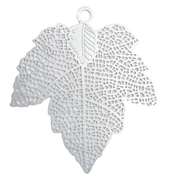 Pendentif très mince en métal. Filigrane en forme de feuille de +- 39x44mm. Couleur: Argent Code: 1085258_124 --- Filigrane Feuille 39x44mm. Argent---