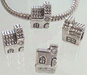 Code: D01922    --- Pandora Style maison +-12x9mm.Trou+-4mm.---