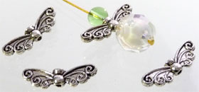 Pendentif, breloque en métal en forme de papillon. Dimension: +- 22x7mm. Couleur: Nickel Code: D02408 --- Papillon metal 22x7 Nickel---